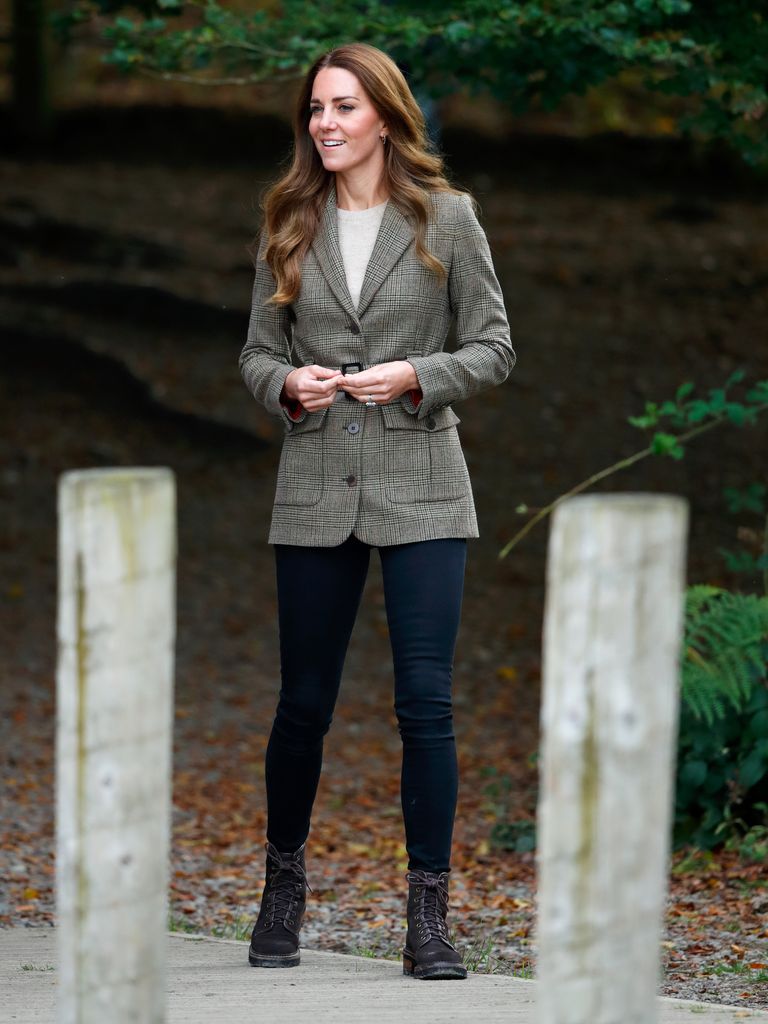 princesa kate em blazer de tweed visita ao distrito de lago 2021