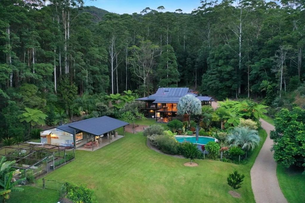 margot robbie queensland retreat