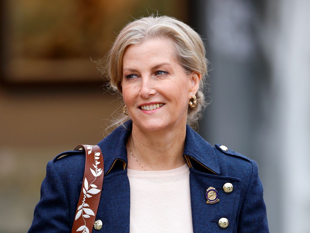 Duchess Sophie memandang ke samping dengan jaket biru di pertunjukan Royal Windsor Horse