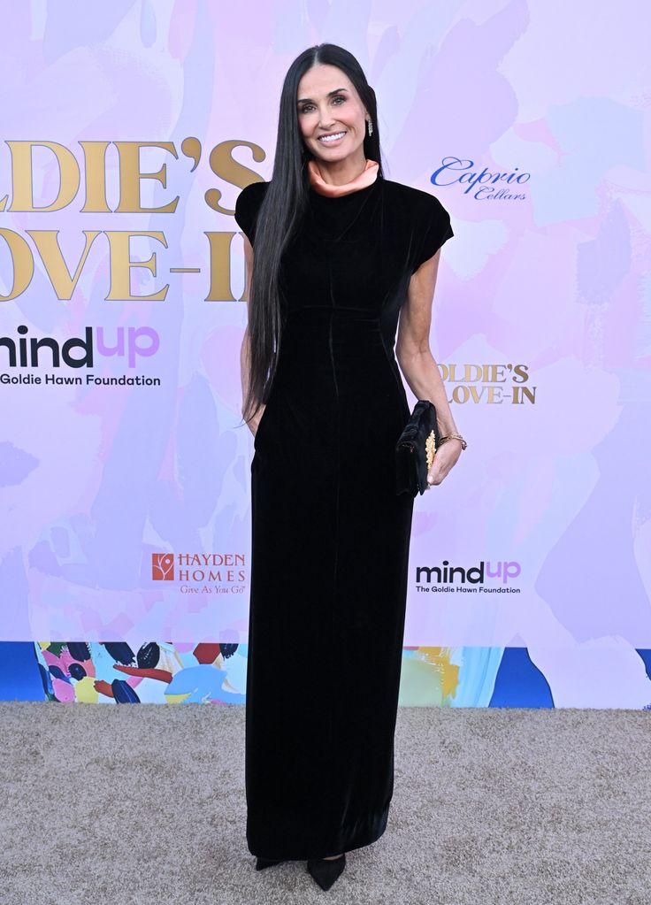 demi moore black velvet dress goldie hawn foundation mindup 20th anniversary gala