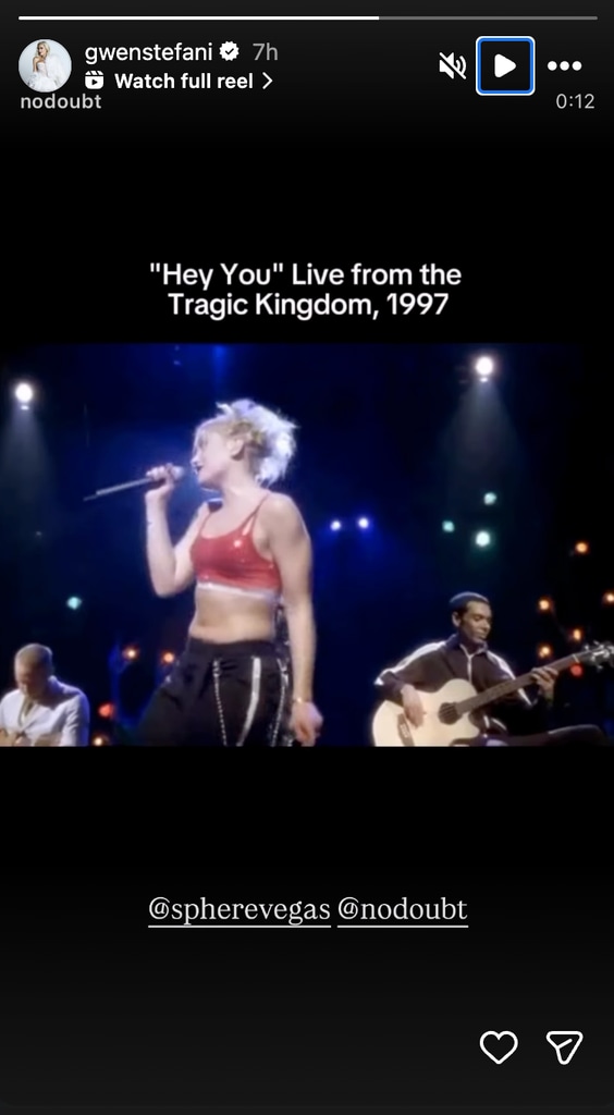 Gwen Stefani étourdit dans un haut court brûlant et un pantalon en cuir moulant dans un article de retour 2 Gwen Stefani en haut court rouge en train de jouer