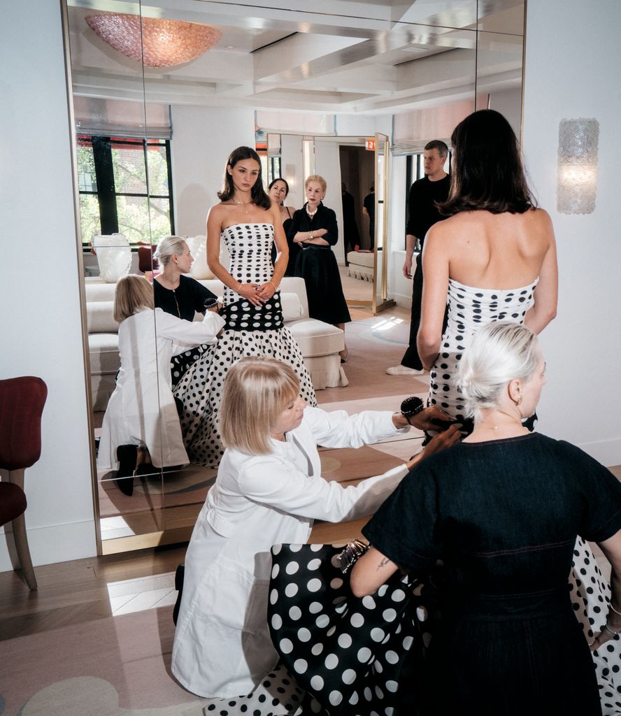 Carolina Lansing, cucu Carolina Herrera saat perlengkapan Pesta dansa 2025 di butik neneknya di New York City