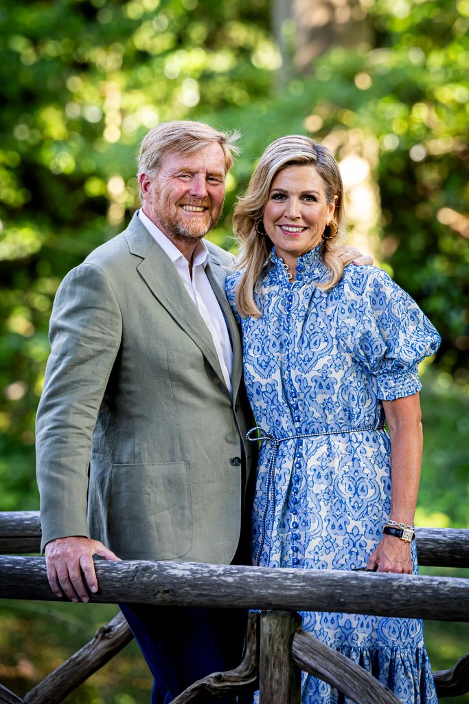 Le roi Willem-Alexander des Pays-Bas et la reine Maxima des Pays-Bas posent pour les médias à l'extérieur devant la verdure