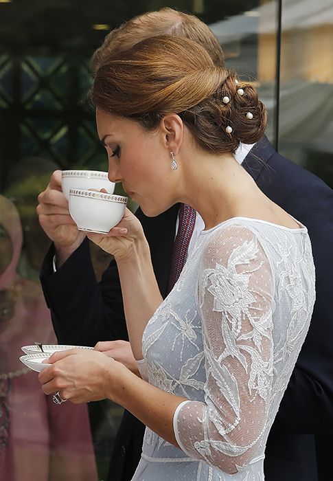 kate middleton drinking tea