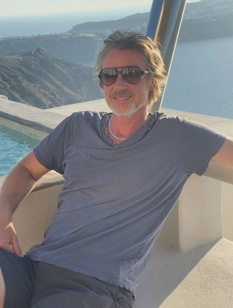 Chriqui d'Emmanuelle rend hommage à son célèbre partenaire depuis 5 ans : "J'ai encore des étoiles dans les yeux pour toi" 1 Sam Trammell pose pour une photo