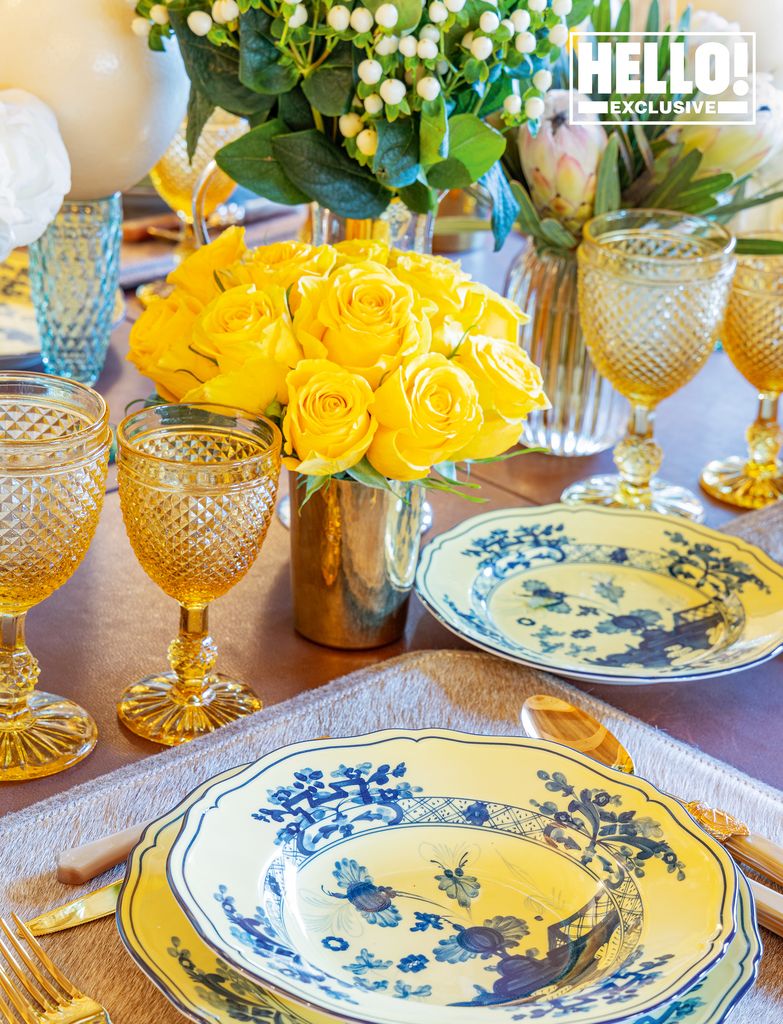     Tavoli Maria Paola Merloni con rose gialle e porcellane blu