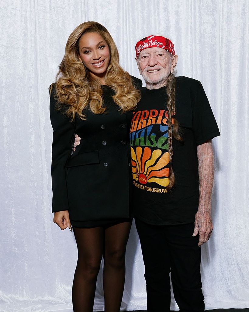 Beyonce and Willie Nelson pose together