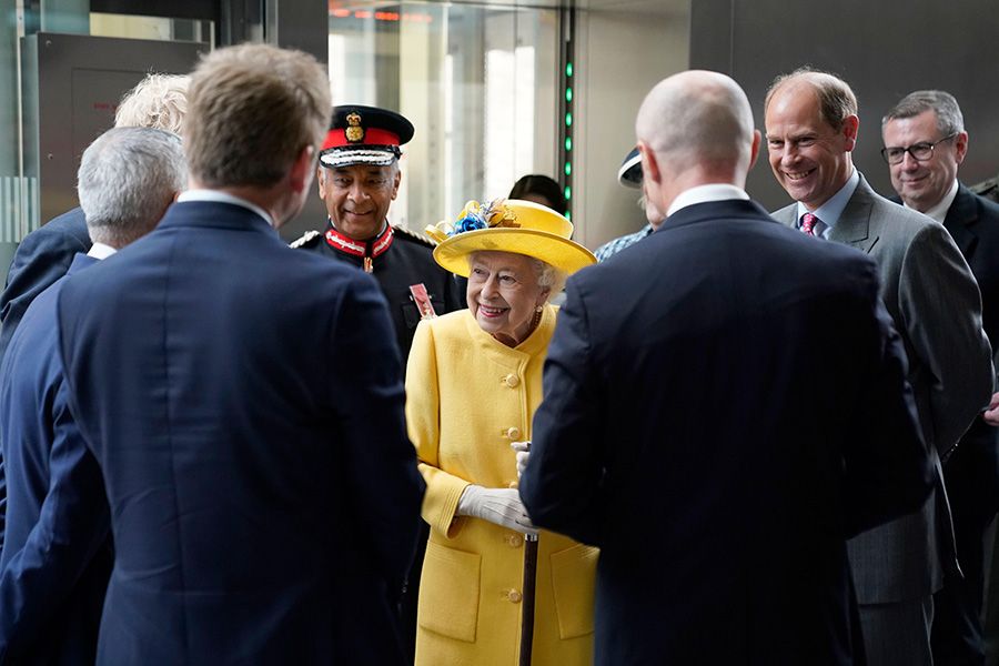 the queen holding image