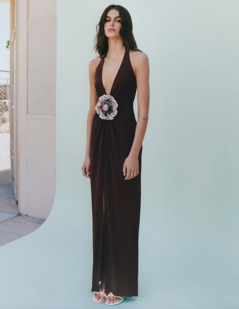 Kaia Gerber se sorprende con un vestido negro marrón en el mango