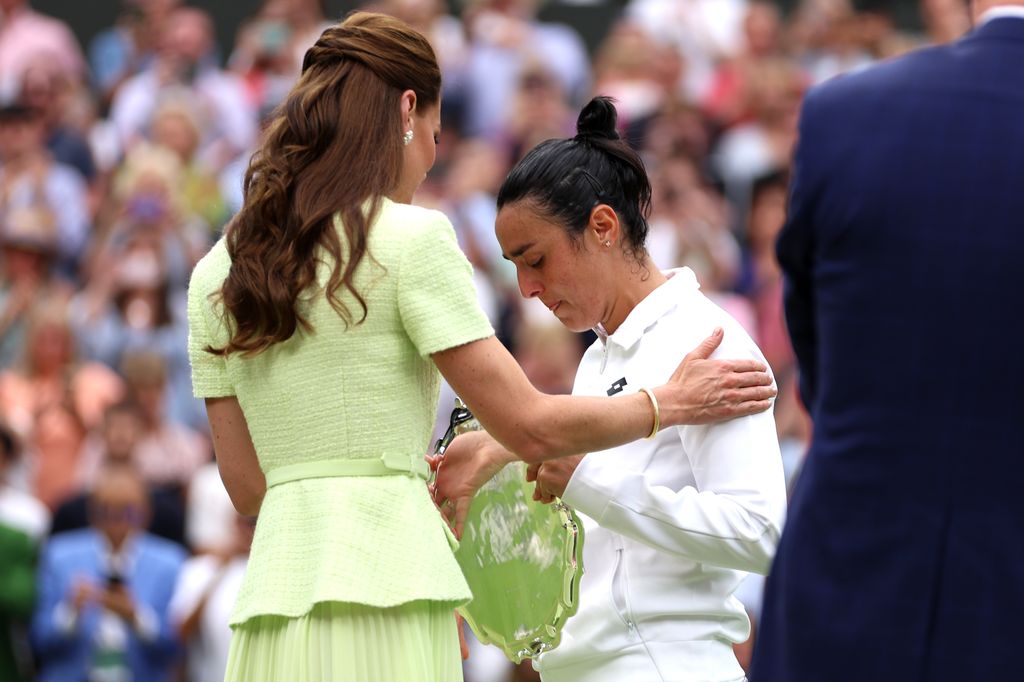 Kate Middleton putting her arm on Ons Jabeur