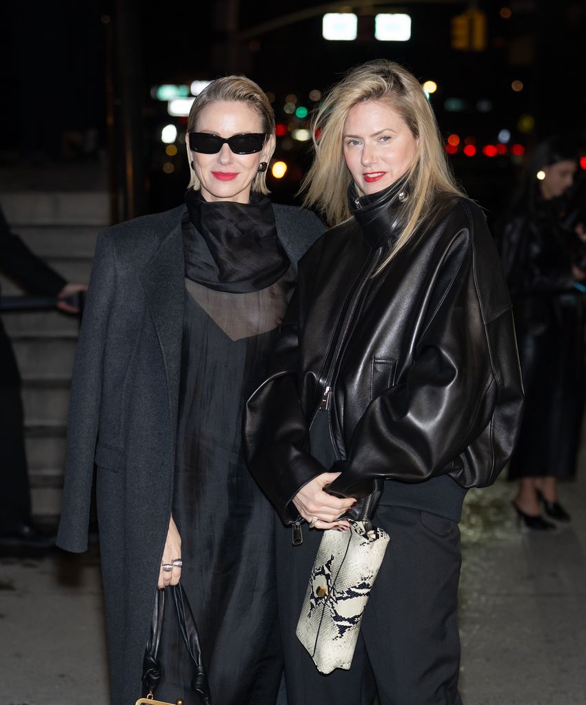 Naomi Watts encourage sa fille Kai sur de nouvelles photos 2 Naomi Watts (à gauche) assiste au défilé de mode Khaite lors de la Fashion Week de New York au Park Avenue Armory le 14 février 2026 à New York.