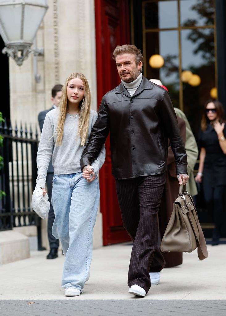 Harper Beckham e David Beckham são vistos em 29 de setembro de 2024 em Paris, França.