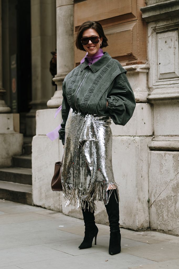 femme en jupe midi sequin