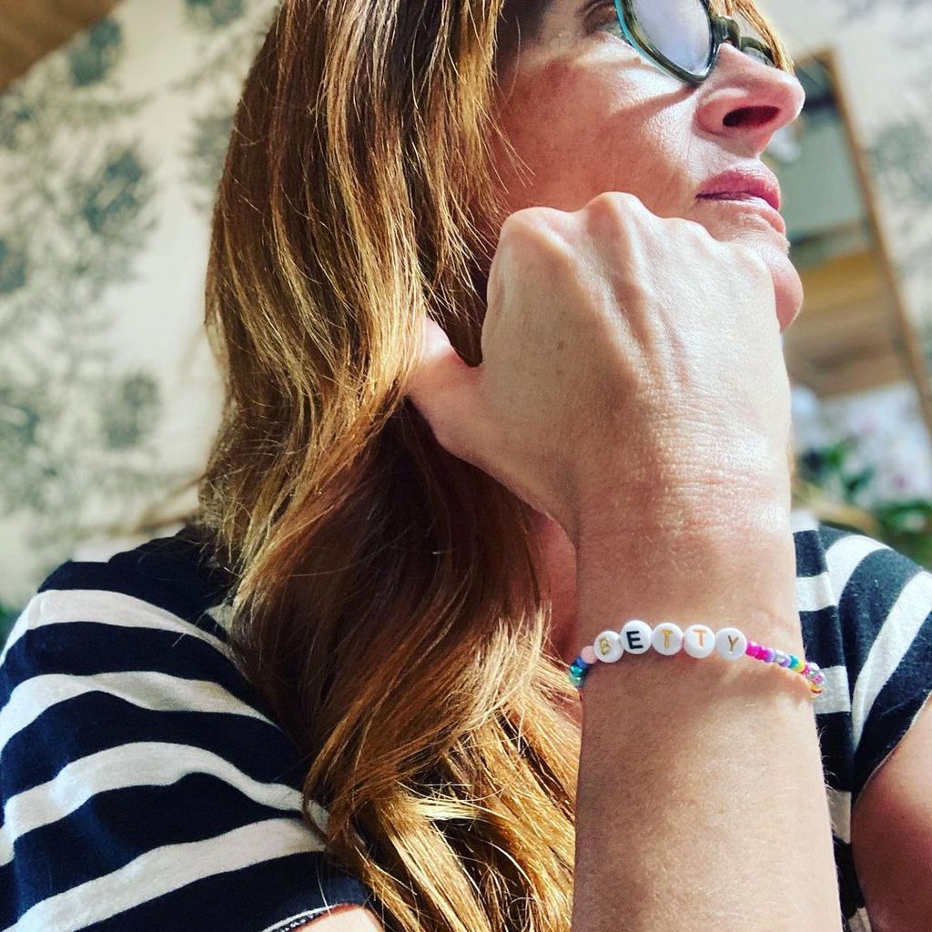 Julia Roberts remembers her late mom with a bracelet from Taylor Swift's "The Eras Tour"