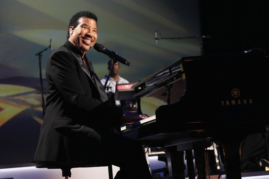 Lionel Richie performing on the piano