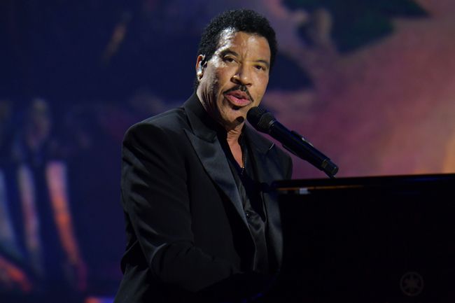 lionel richie playing the piano