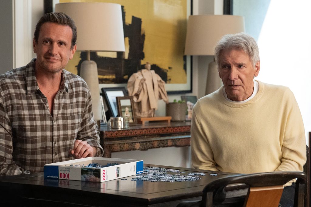 La valeur nette stupéfiante d'Harrison Ford révélée après 1 million de dollars par épisode pour 1923 6 Harrison Ford et Jason Segel dans la troisième saison de Shrinking