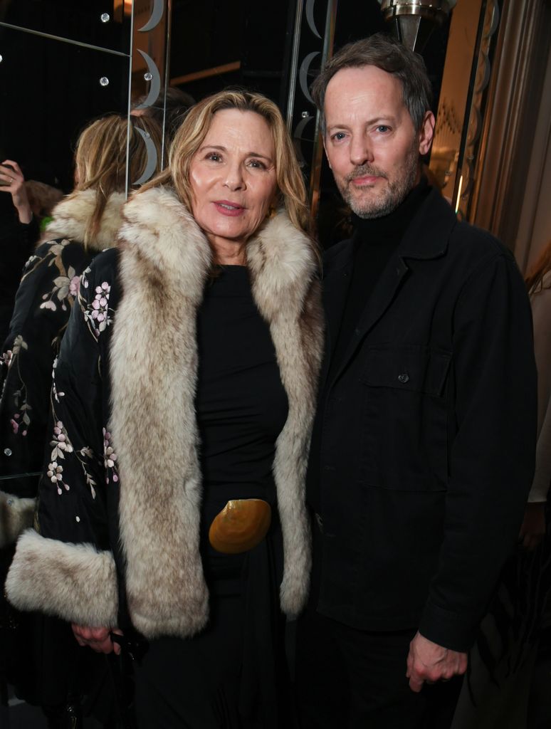 Kim Cattrall (à gauche) et Russell Thomas posent dans les coulisses du spectacle Conner Ives