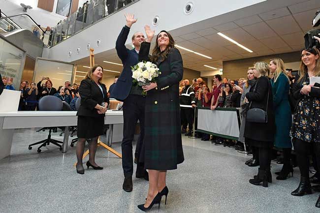 William and Kate wave in the hospitals atrium