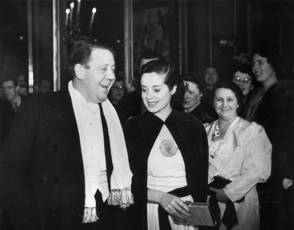 Charles Laughton et Elsa Lanchester arrivent à une première