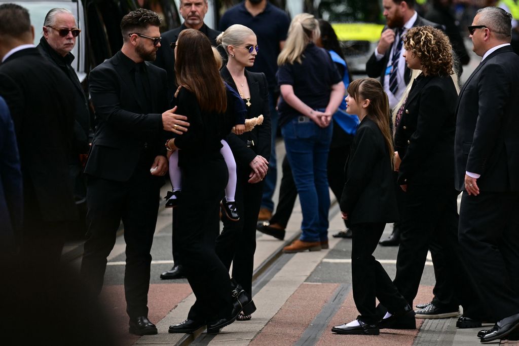 La famille d'Ozzy Osbourne: Son Jack Osbourne (2L) est avec Wif Aree et sa fille Maple, alors que la fille Kelly Osbourne (C) regarde les filles de Jack Andy et Pearl 