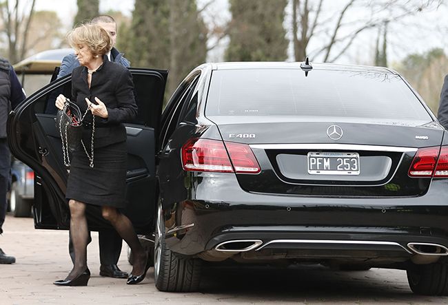 queen maxima mother attends dads funeral