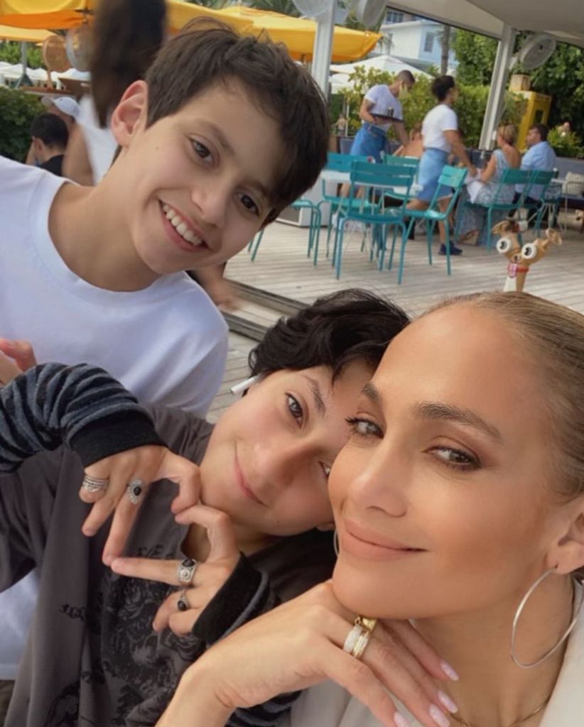 Foto compartida por Jennifer Lopez en Instagram en 2021 con sus gemelos Max y Emme.