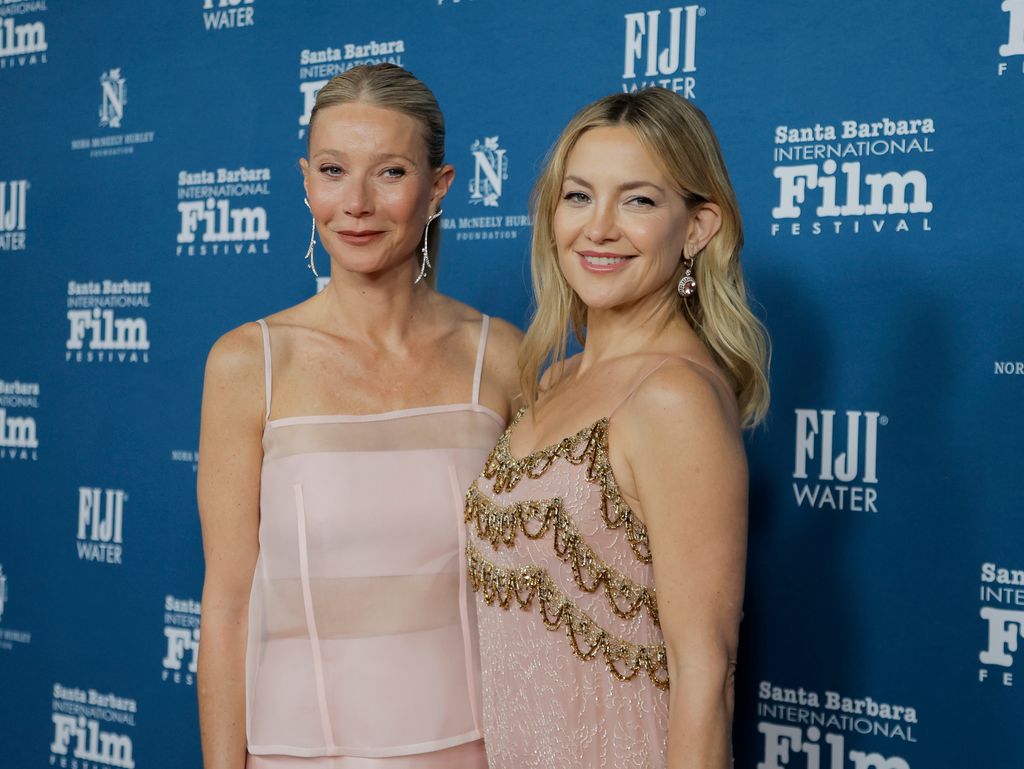 Kate Hudson et Gwyneth Paltrow ressemblent à des jumelles lors d'un événement glamour sur le tapis rouge 2 Les amis avaient l'air heureux et détendus