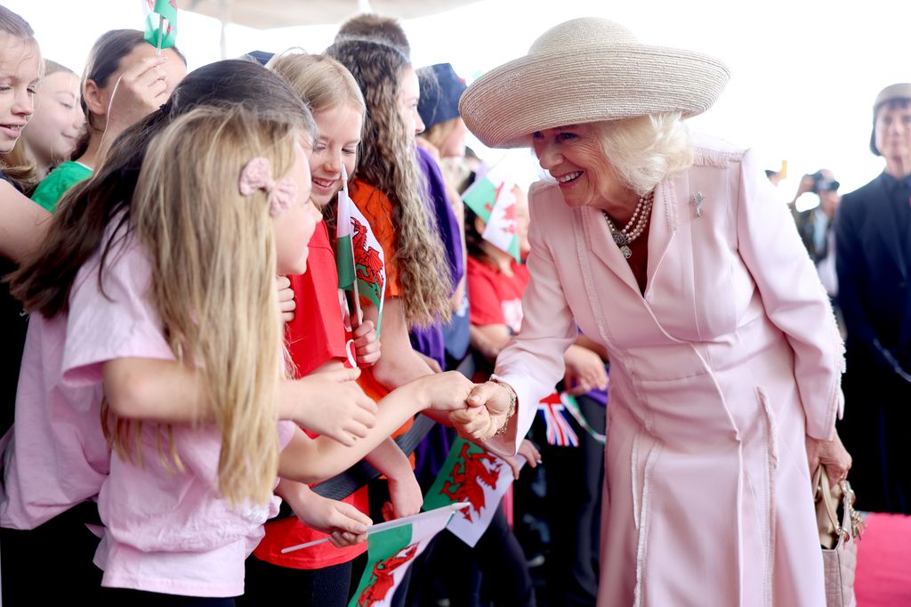   A Rainha Camilla visita o Senedd em 11 de julho de 2024 em Cardiff, País de Gales. Suas Majestades, o Rei e a Rainha, visitam o Senedd por ocasião de seu vigésimo quinto aniversário.