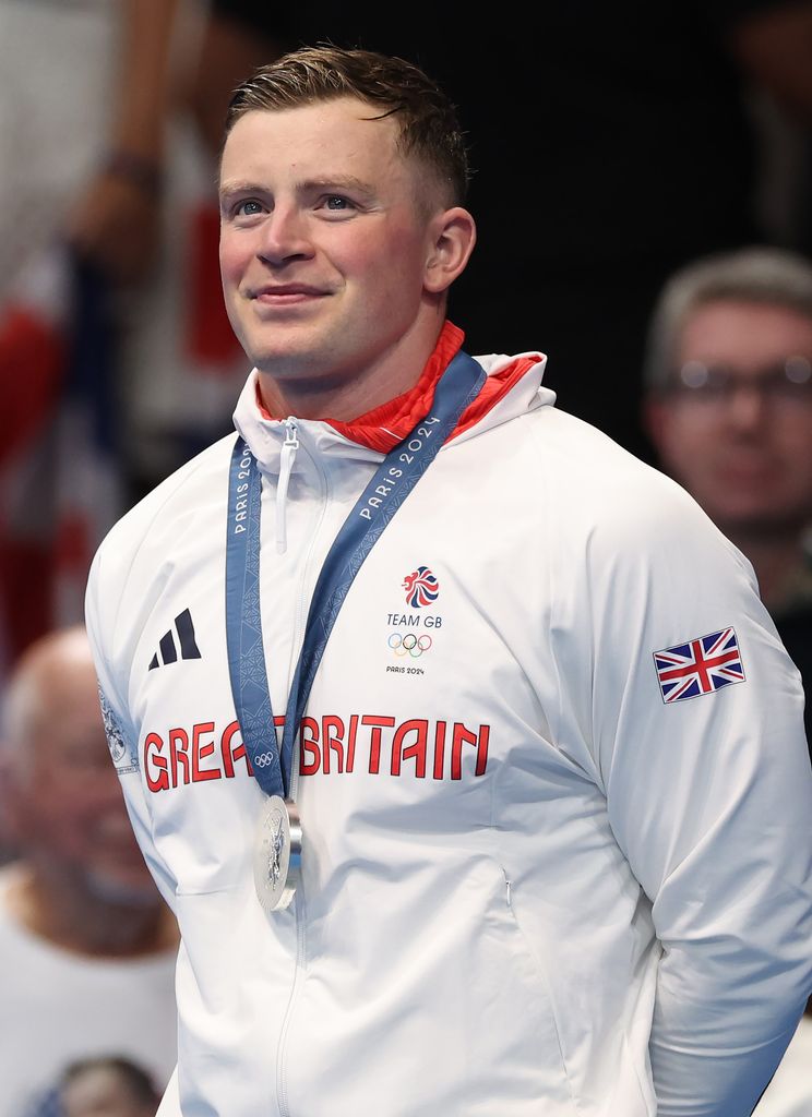 Adam Peaty, da equipe da Grã-Bretanha, é visto com sua medalha de prata na final dos 100 m peito masculino no segundo dia dos Jogos Olímpicos de Paris 2024