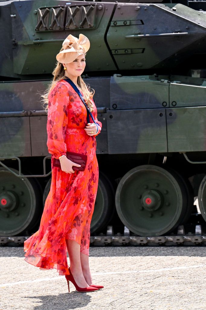 Princess Catharina-Amalia with arm in sling in front of a tank