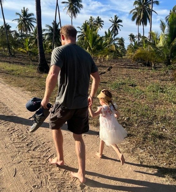 Lilibet était adorable dans sa robe en tulle, alors qu'elle tenait la main de son père, le prince Harry