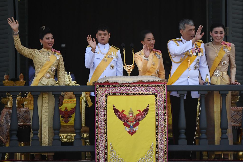 Thailand's King Maha Vajiralongkorn (2nd R) and Queen Suthida (R) wave to well-wishers with his children Princess Sirivannavari Nariratana (L), Prince Dipangkorn Rasmijoti (2nd L) and Princess Bajrakitiyabha Mahidol from the balcony of Suddhaisavarya Prasad Hall of the Grand Palace as they grant a public audience on the final day of his royal coronation in Bangkok on May 6, 2019. (Photo by Jewel SAMAD / AFP)        (Photo credit should read JEWEL SAMAD/AFP via Getty Images)