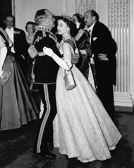 queen elizabeth and king of ghana dancing