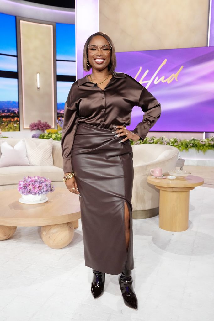 Jennifer Hudson com saia de couro marrom e camisa de seda