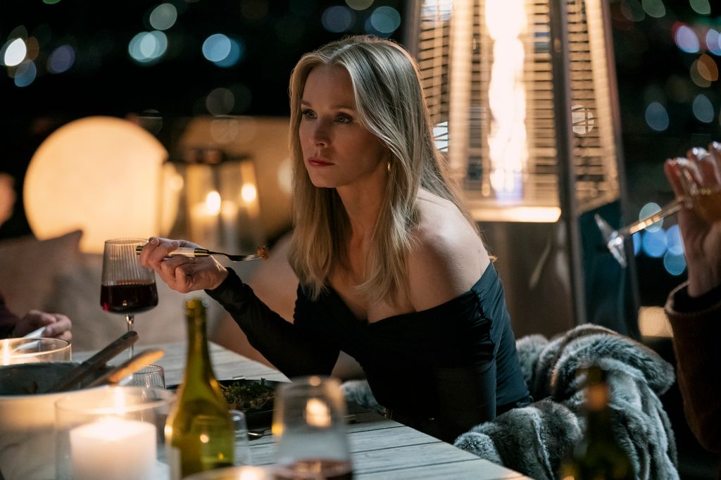 Kristen Bell sebagai Joanne di episode 1 Tidak Ada yang Menginginkan Ini ketika dia bertemu Noah, mengenakan atasan off-shoulder dan jeans