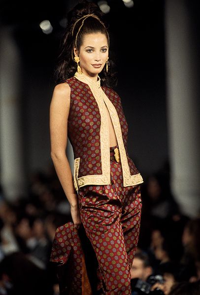 Christy Turlington rocks 90s Marc Jacobs runway style  Runway fashion  couture, Runway fashion, 90s fashion outfits