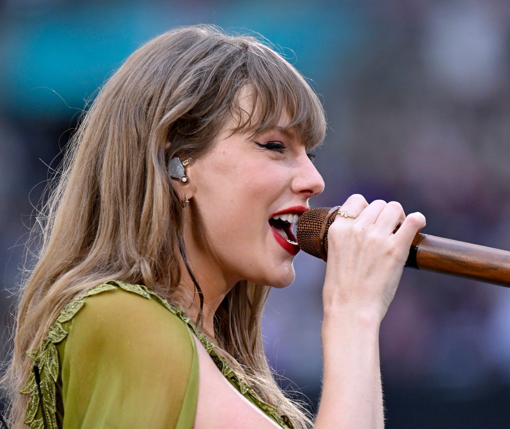 Taylor Swift wearing a Tiffanys T ring on stage in London 