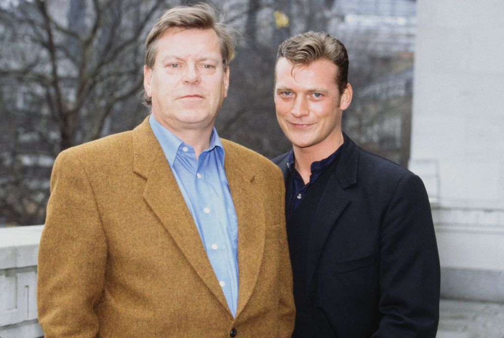 Warren Clarke (à gauche) debout avec Colin Buchanan (à droite)