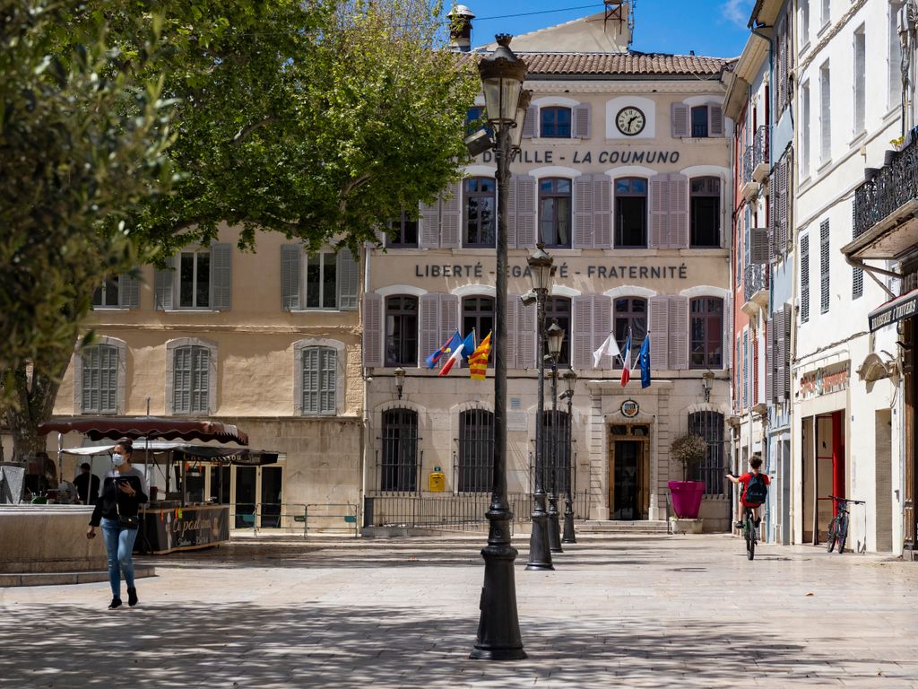 Georges et Amal déménagent au village de Brignoles