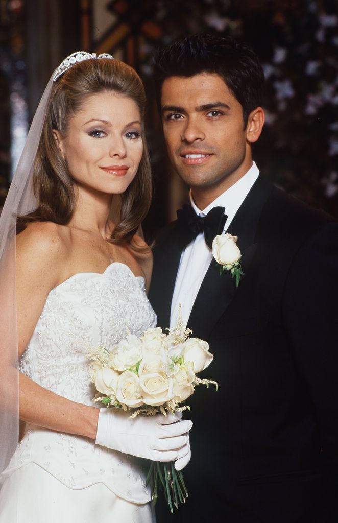 Kelly Ripa as Hayley Vaughn and Mark Consuelos as Mateo Santos on All My Children during their second wedding, June 16, 2000
