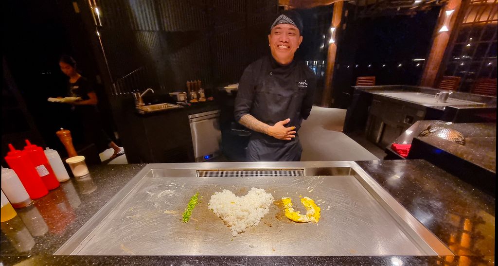 Chef cooks the egg fried rice to spell out ‘I heart you’ with the spring onion, rice and eggs