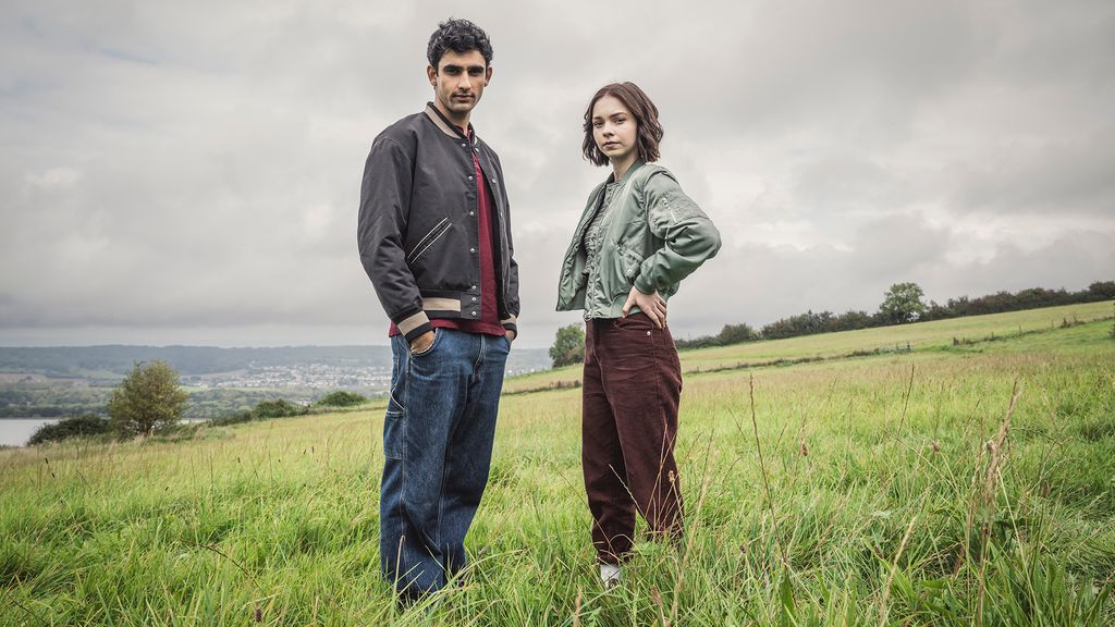 Deux adolescents debout sur le terrain