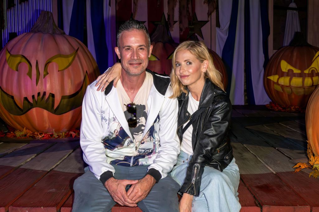 BUENA PARK, CALIFORNIA - OCTOBER 07: Freddie Prinze Jr. and Sarah Michelle Gellar celebrate 50 Years of Nightmares t Knott's Scary Farm on October 07, 2023 in Buena Park, California. (Photo by Jerod Harris/Getty Images for Knott's Scary Farm)