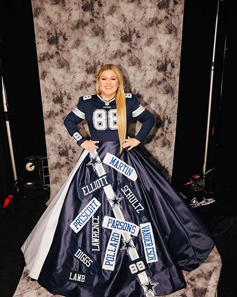 Kelly Clarkson's Dallas Cowboys-themed gown steals the show at the