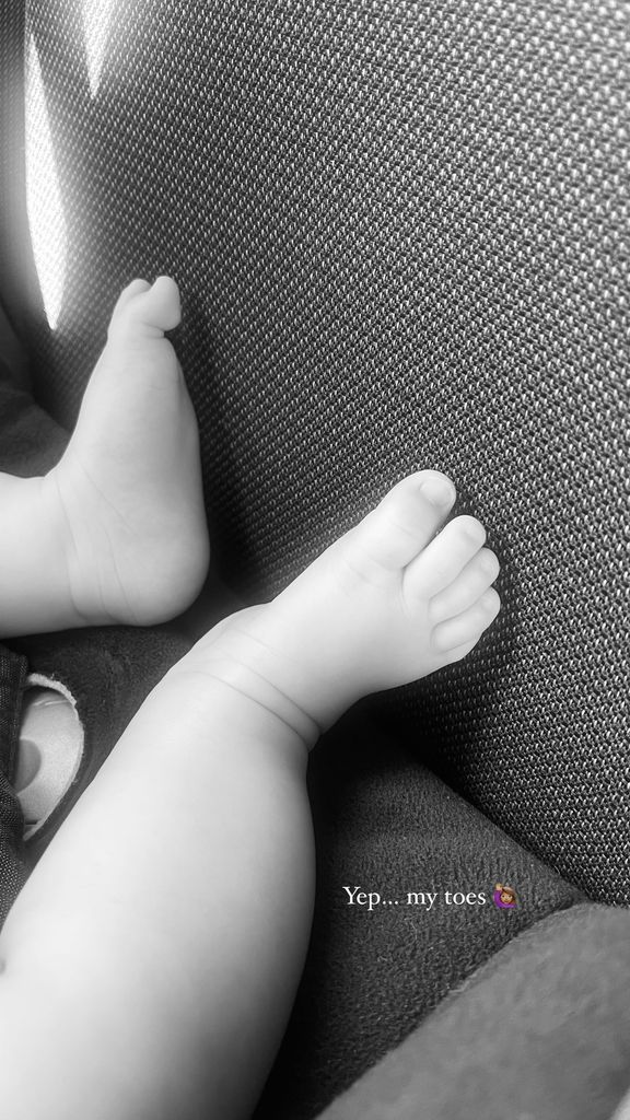 photo of baby's legs and toes 