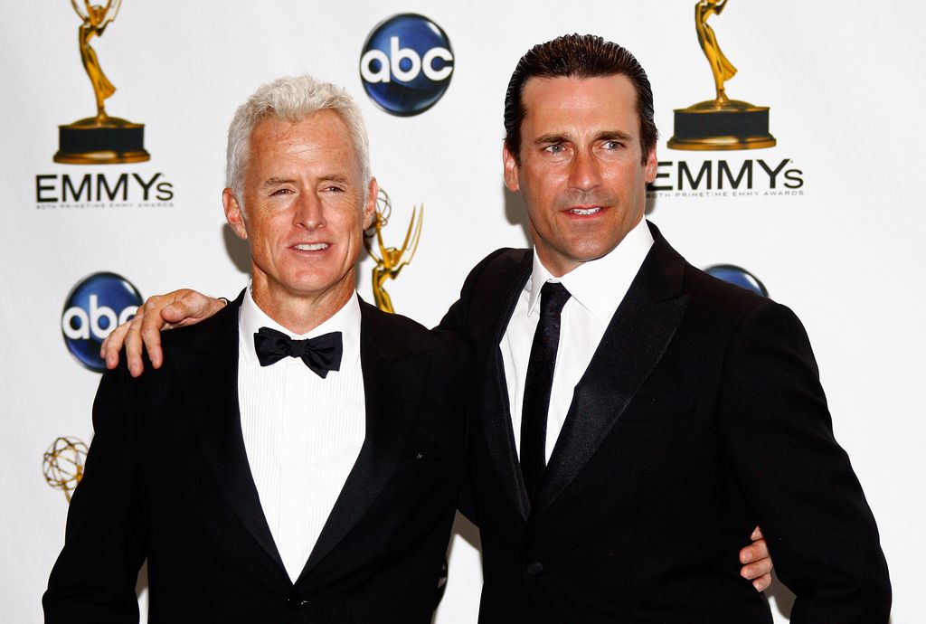 John Slattery et Jon Hamm posent dans la salle de presse lors de la 60ème cérémonie des Primetime Emmy Awards