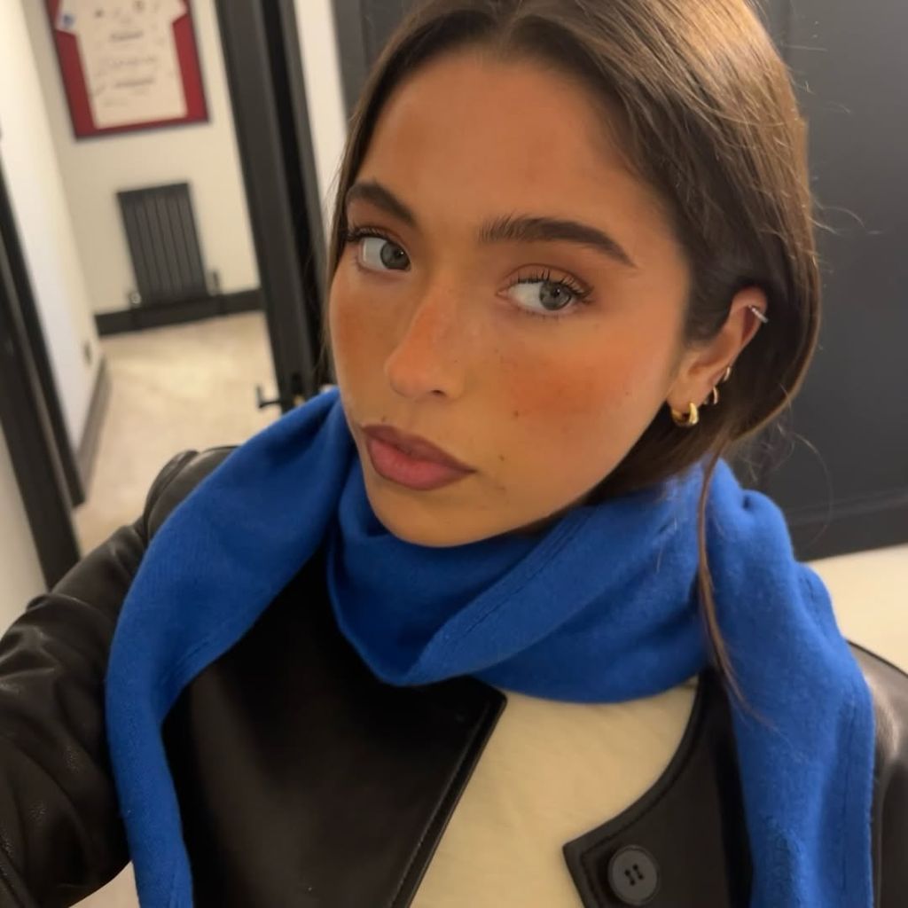 lola consolation selfie