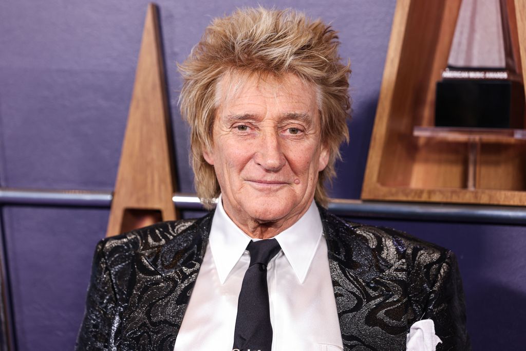Rod Stewart arrives at the 2025 American Music Awards as poses for photo on red carpet