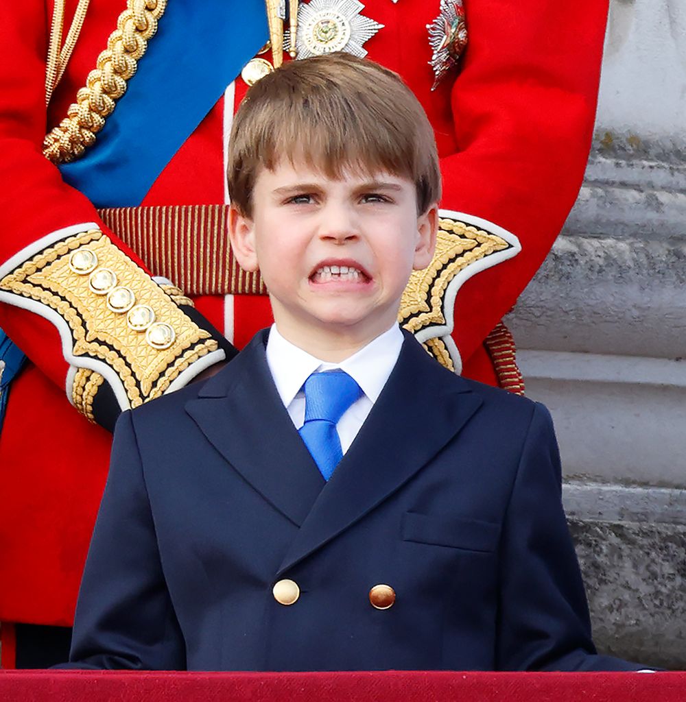Le prince Louis de Galles regarde un défilé aérien de la RAF depuis le balcon du palais de Buckingham après avoir assisté à Trooping the Color le 15 juin 2024 à Londres, en Angleterre. 